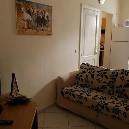 Lovely Apt 5 Mins Walk From Castille Square Apartamento *