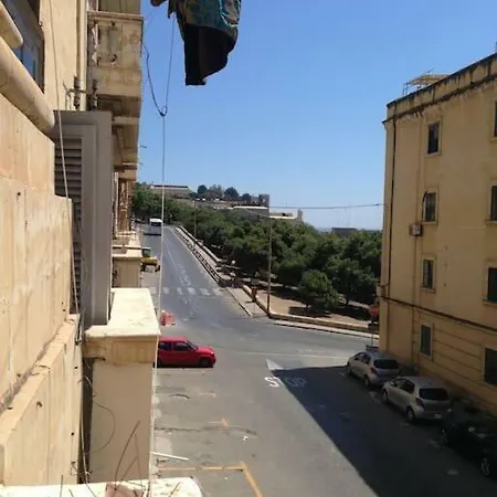 Lovely Apt 5 Mins Walk From Castille Square Apartamento *