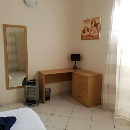 Apartamento Lovely Apt 5 Mins Walk From Castille Square