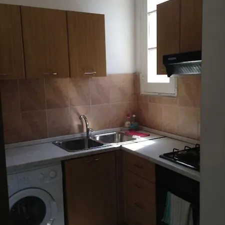Lovely Apt 5 Mins Walk From Castille Square *