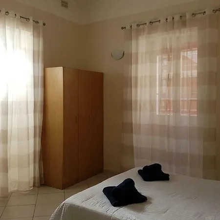 Lovely Apt 5 Mins Walk From Castille Square Apartamento *