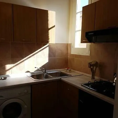 Lägenhet Lovely Apt 5 Mins Walk From Castille Square